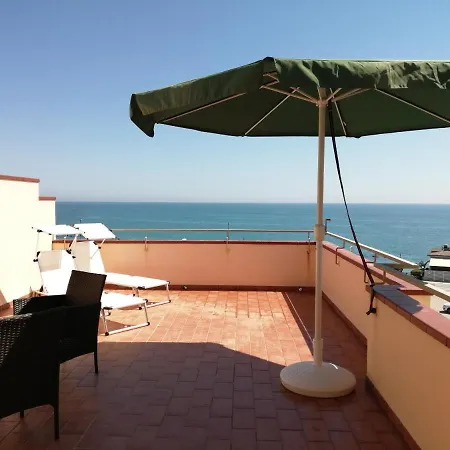 Attico Solare Fronte Mare アパート