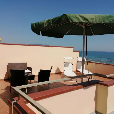 Attico Solare Fronte Mare ポルト・レカナーティ